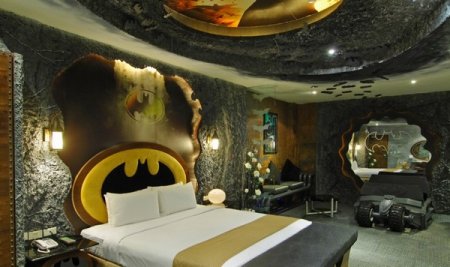 Стилизованный под жилище Бэтмена номер в отеле