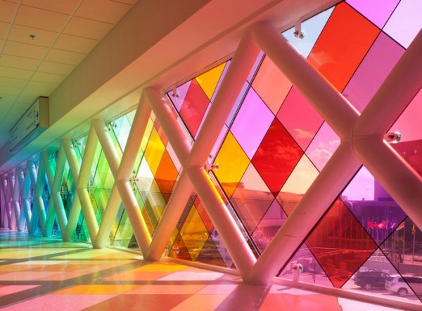 Разноцветный аэропорт из витражей в инсталляции Кристофера Дженни