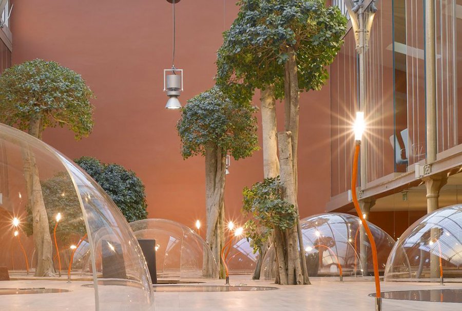 "Мыльные пузыри" в качестве рабочих мест в интерьере инновационного офиса от французского архитектора