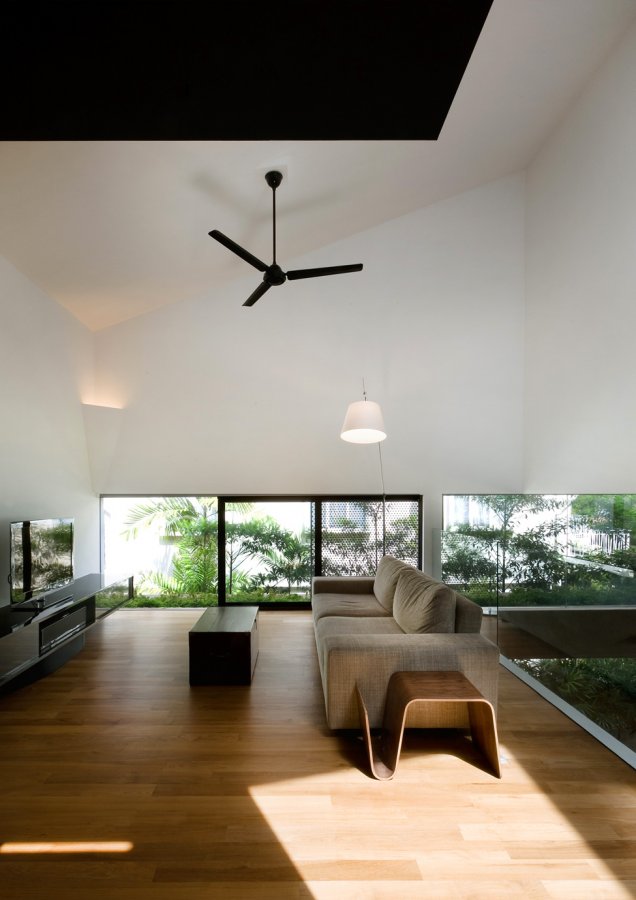 Интерьер дома с максимальным озеленением в Сингапуре