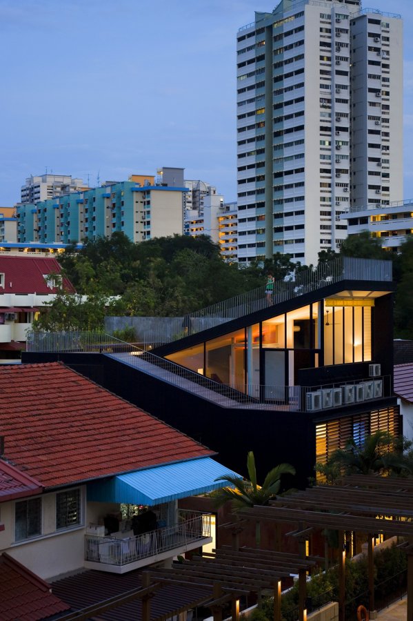 Интерьер дома с максимальным озеленением в Сингапуре