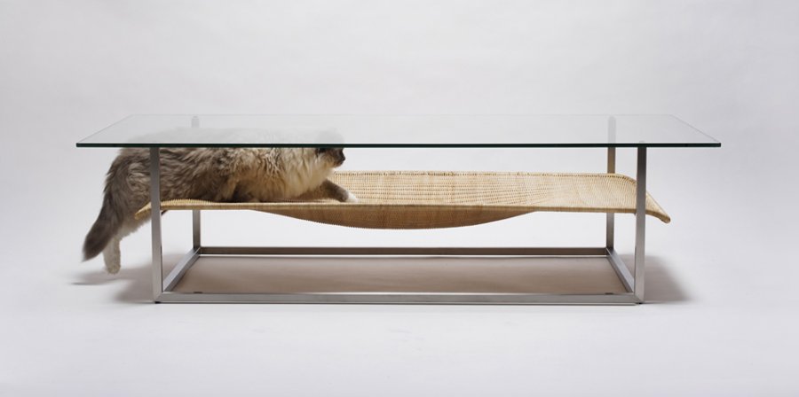 Стеклянный стол The Hammock: столик с гамаком для кота