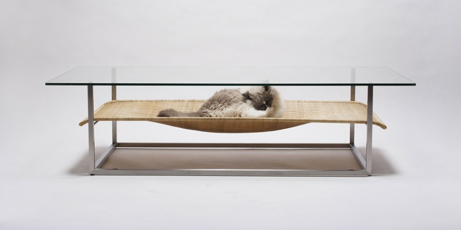 Стеклянный стол The Hammock: столик с гамаком для кота
