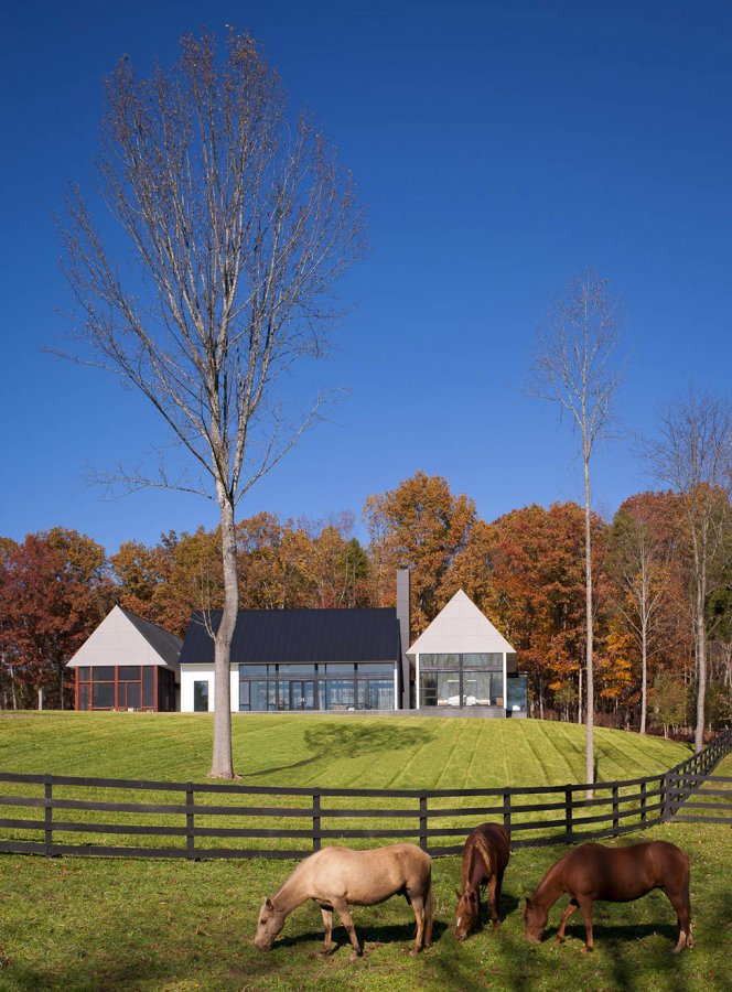 Резиденция в сельской местности США от Robert M. Gurney Architect