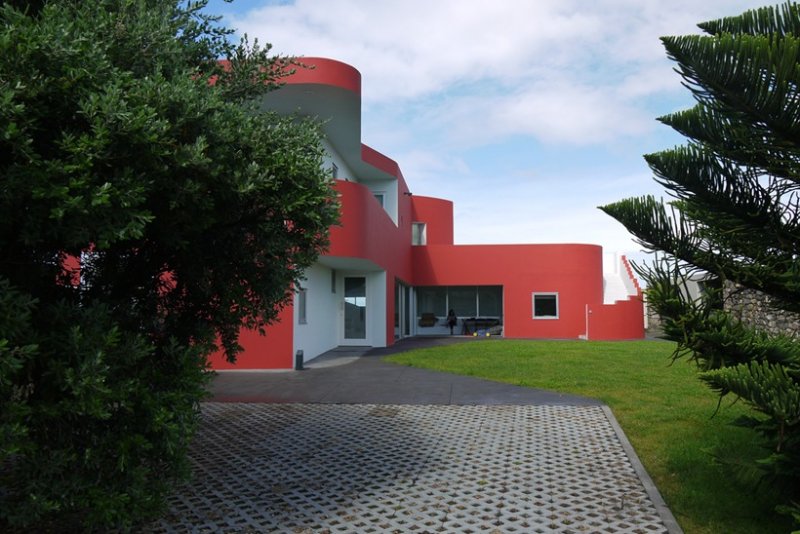 Красный дом в форме буквы L