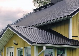 Преимущества использования гофролиста при монтаже крыши